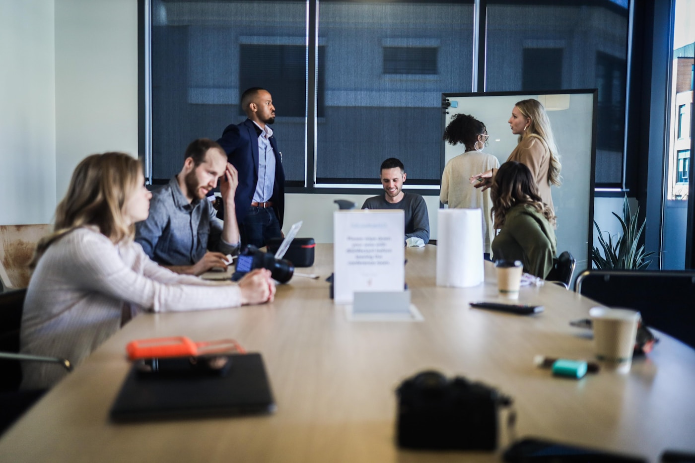 Working meeting between financial advisors and entrepreneurs at a San Isidro office